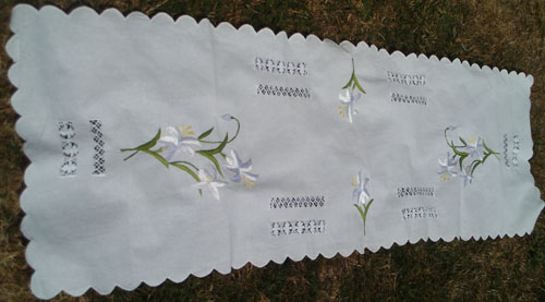 Napperon raffiné ,  broderie délicate motifs fleurs de vanille , 100% coton , broderie mains , dimensions 1M48x45cm