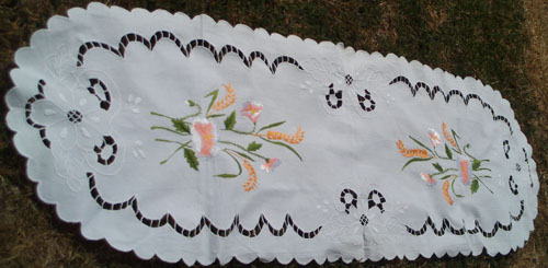 Linge de maison brodé mains , motifs fleurs des champs , dimensions : 1M47*45cm