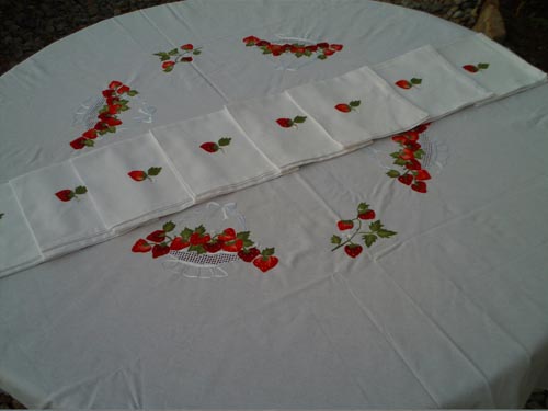 Nappe ronde brodée mains -  Panier de fraises